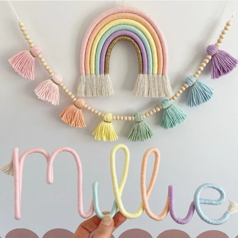 Sweet Rainbow – Arco-íris em corda com bandeirola boho de borlas