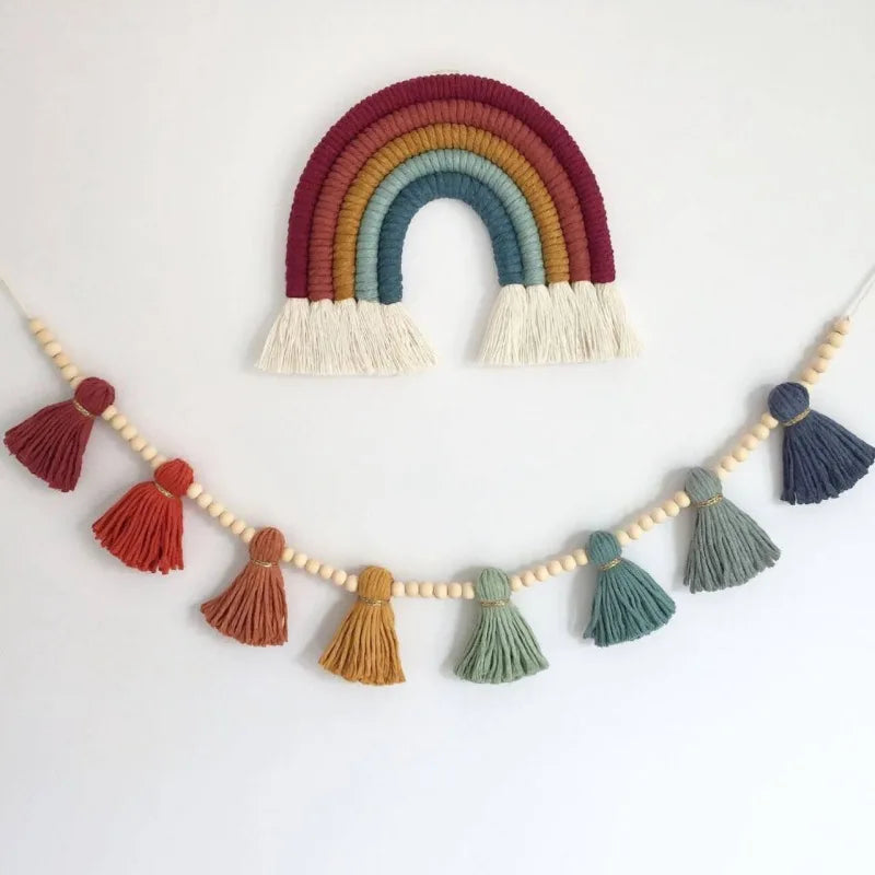 Sweet Rainbow – Arco-íris em corda com bandeirola boho de borlas