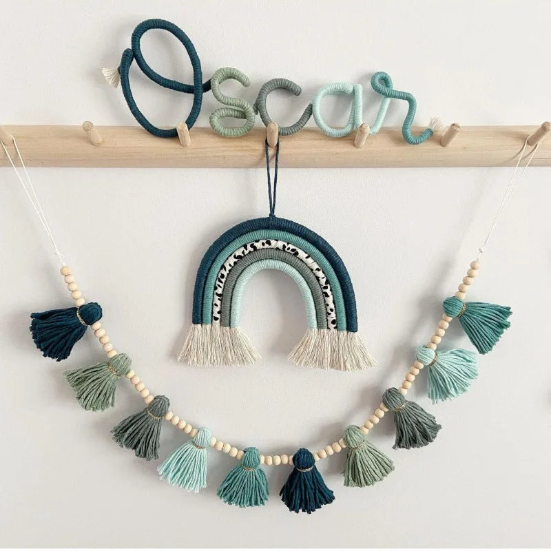 Sweet Rainbow – Arco-íris em corda com bandeirola boho de borlas