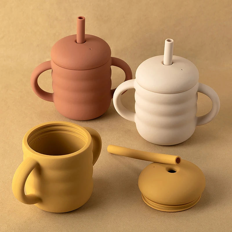 Copo de Silicone com Palhinha e Pegas Laterais, Design Ondulado, Antiderrapante