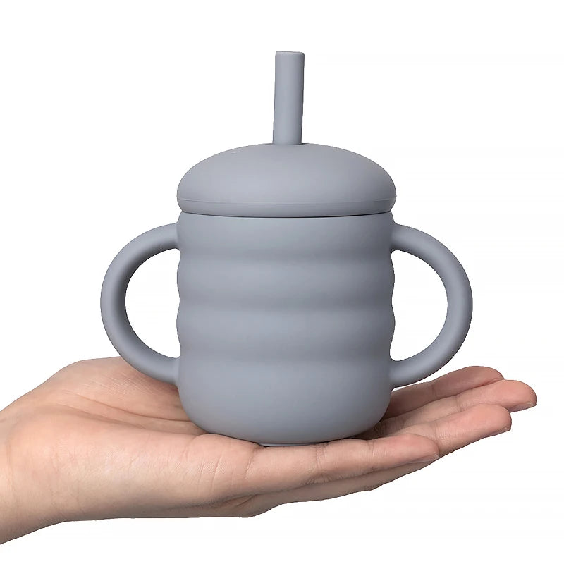 Copo de Silicone com Palhinha e Pegas Laterais, Design Ondulado, Antiderrapante