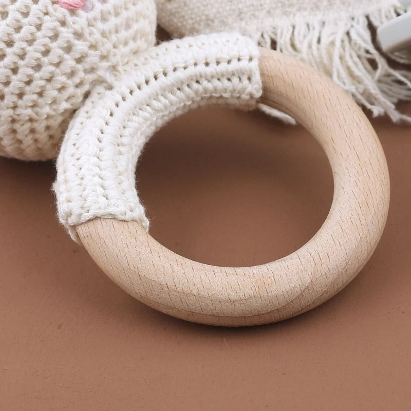 Chocalho de Coelho em Croché com Pega de Madeira – Estímulo Natural para Bebés