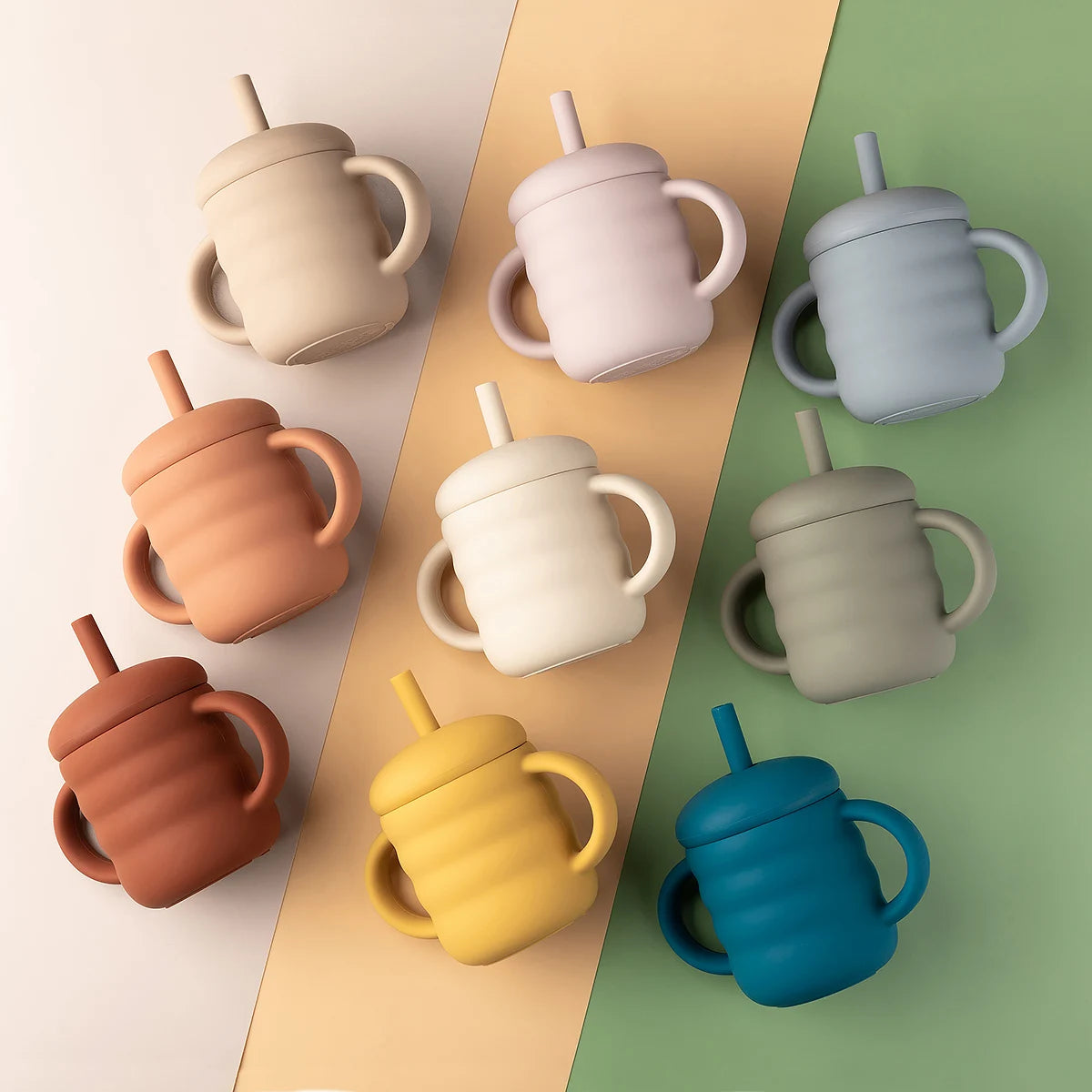 Copo de Silicone com Palhinha e Pegas Laterais, Design Ondulado, Antiderrapante
