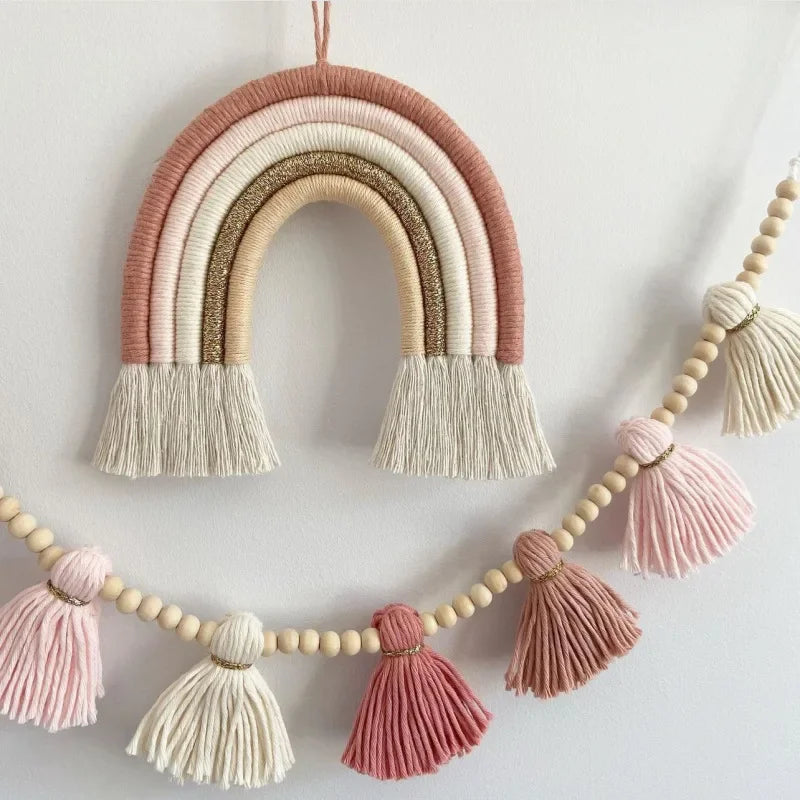 Sweet Rainbow – Arco-íris em corda com bandeirola boho de borlas
