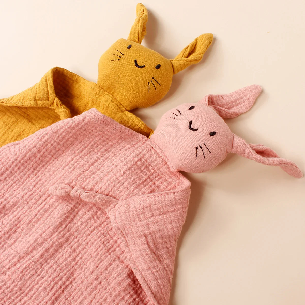 Doudou de Algodão com Orelhas de Coelho e Mordedor de Madeira