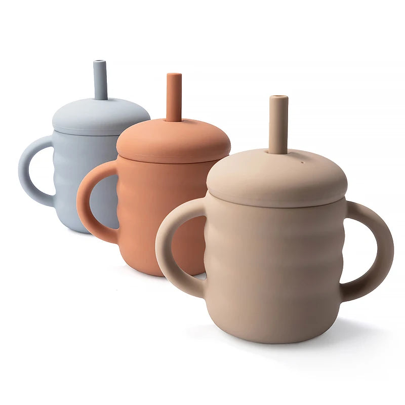 Copo de Silicone com Palhinha e Pegas Laterais, Design Ondulado, Antiderrapante