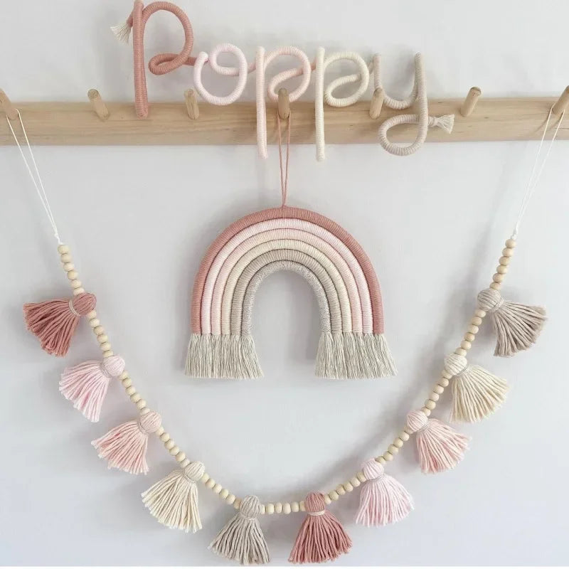 Sweet Rainbow – Arco-íris em corda com bandeirola boho de borlas