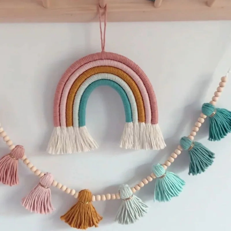 Sweet Rainbow – Arco-íris em corda com bandeirola boho de borlas