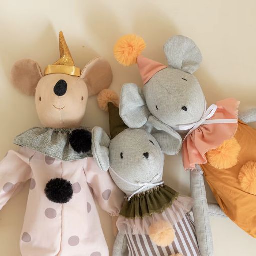 Bonecas e Peluches