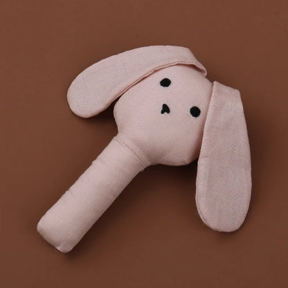 Chocalho de Coelho em Tecido - Companheiro Suave para os Primeiros Sons do Bebé