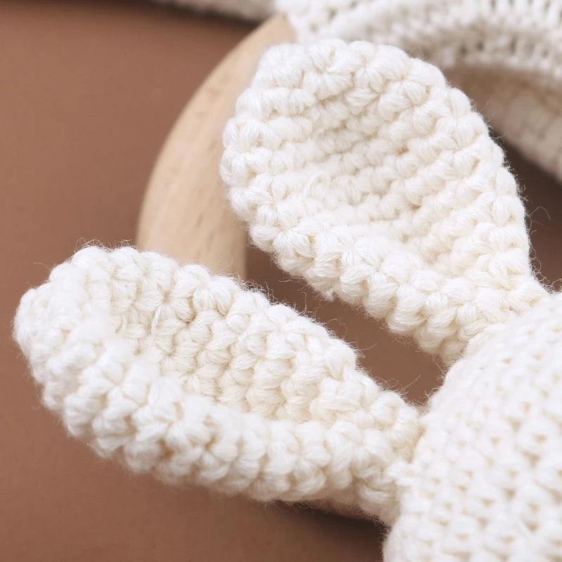 Chocalho de Coelho em Croché com Pega de Madeira – Estímulo Natural para Bebés