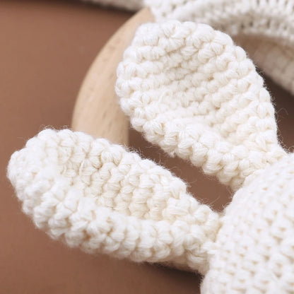 Chocalho de Coelho em Croché com Pega de Madeira – Estímulo Natural para Bebés