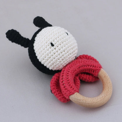 Chocalho de croché Joaninha com argola de madeira