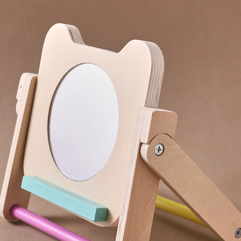 Espelho de madeira com cartões de contraste visual