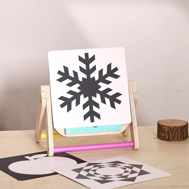 Espelho de madeira com cartões de contraste visual