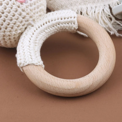 Chocalho de Coelho em Croché com Pega de Madeira – Estímulo Natural para Bebés