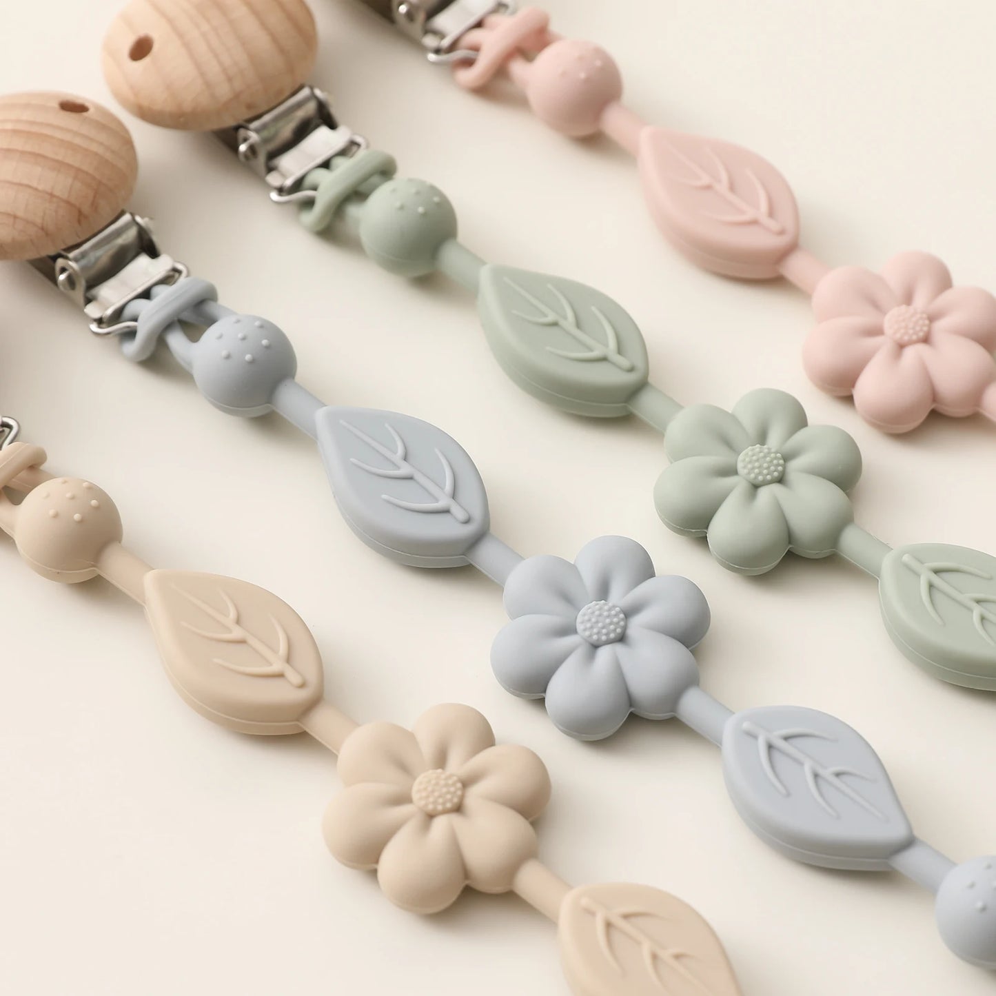 Clip de chupeta em silicone – modelo floral com clip de madeira