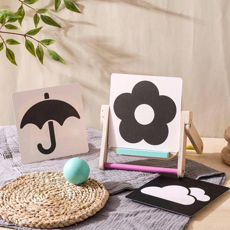 Espelho de madeira com cartões de contraste visual