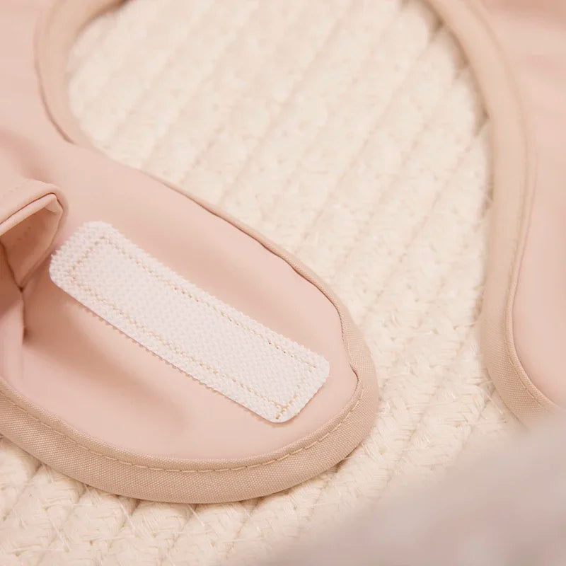 Babete Impermeável com Folhos – Elegância e Proteção à Hora da Papa