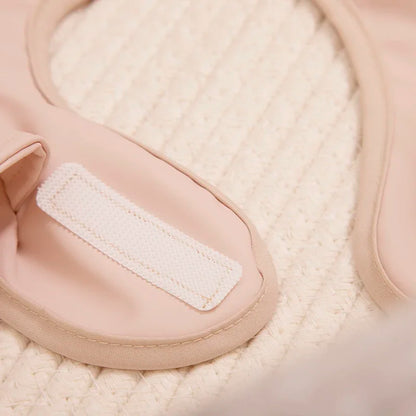 Babete Impermeável com Folhos – Elegância e Proteção à Hora da Papa