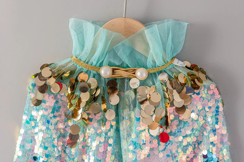 Capa mágica azul com lantejoulas – fantasia encantada para meninas