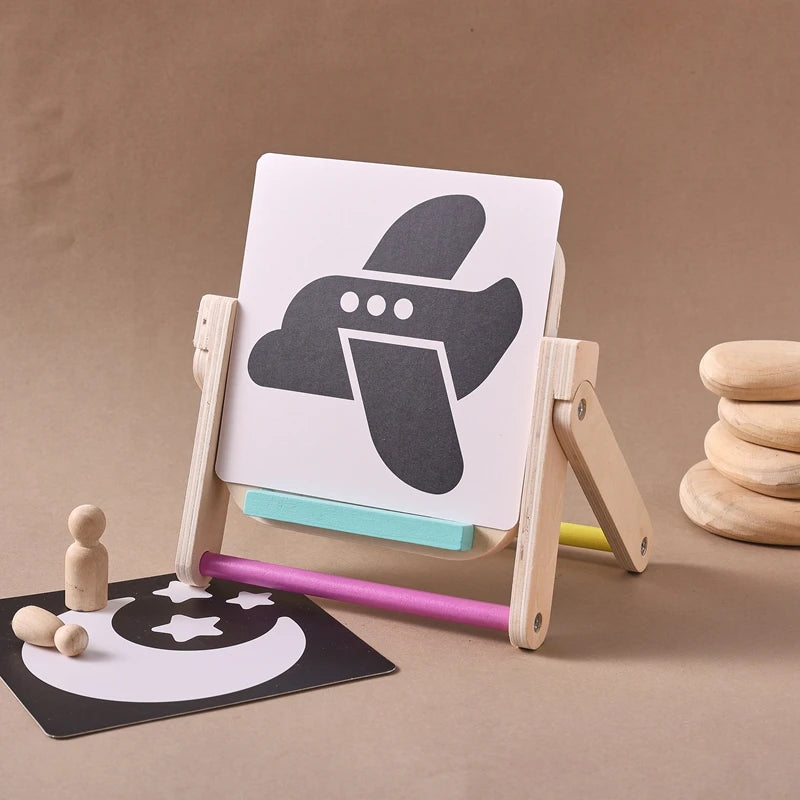 Espelho de madeira com cartões de contraste visual