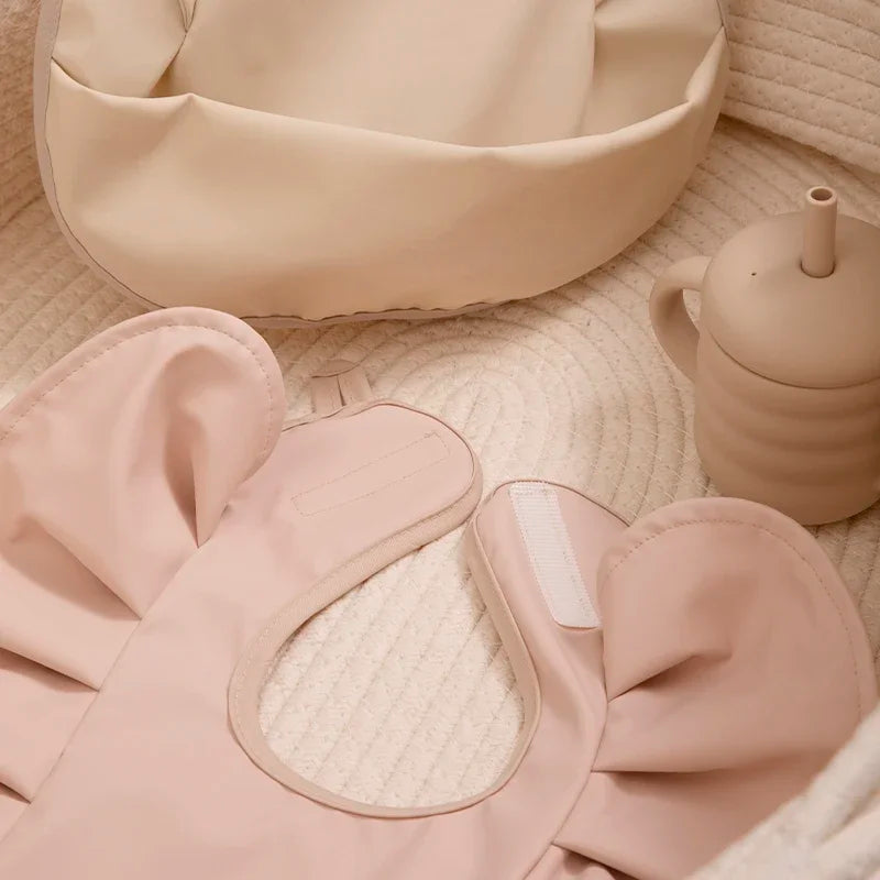 Babete Impermeável com Folhos – Elegância e Proteção à Hora da Papa