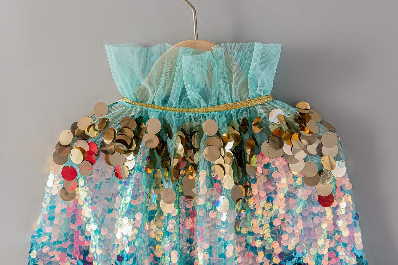 Capa mágica azul com lantejoulas – fantasia encantada para meninas