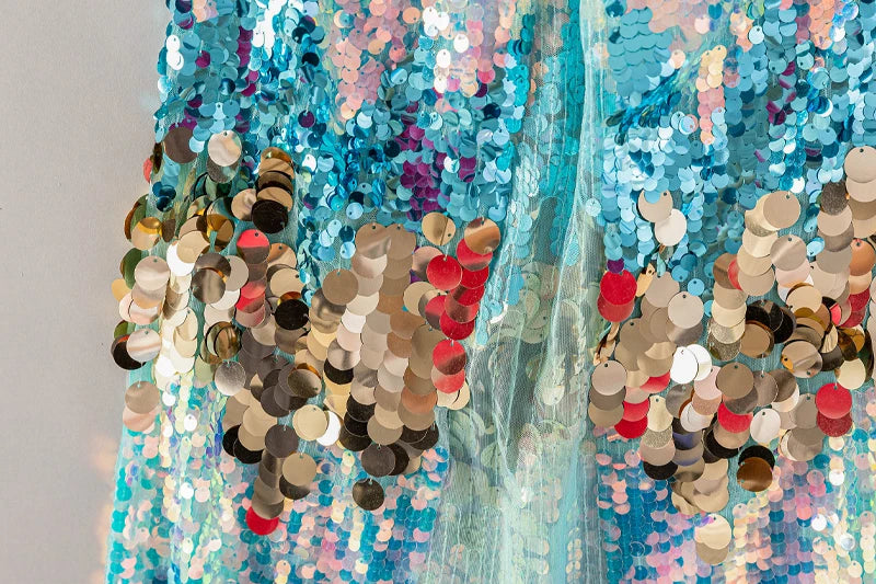 Capa mágica azul com lantejoulas – fantasia encantada para meninas