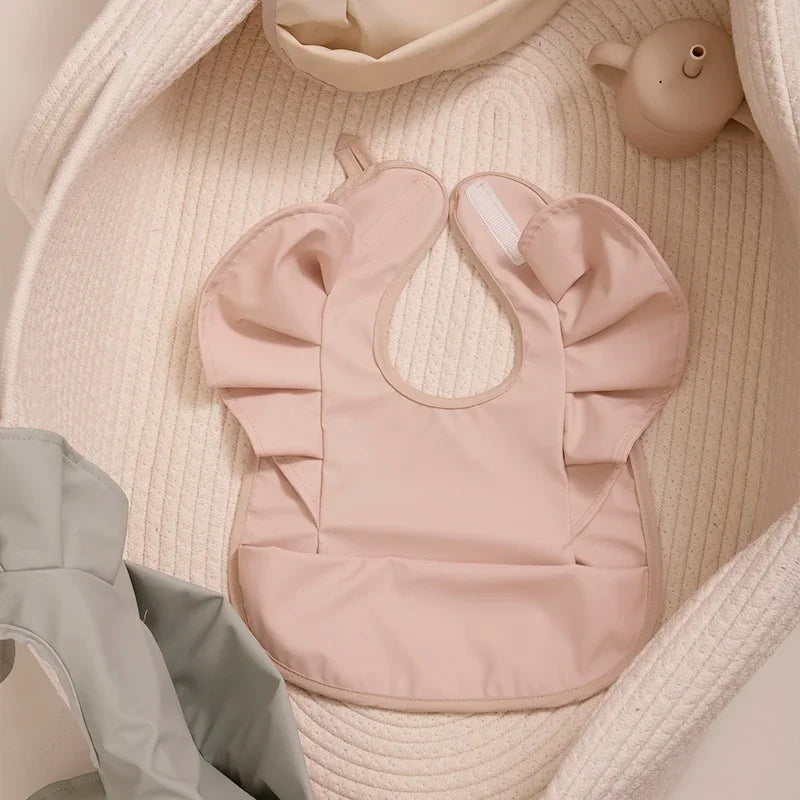 Babete Impermeável com Folhos – Elegância e Proteção à Hora da Papa