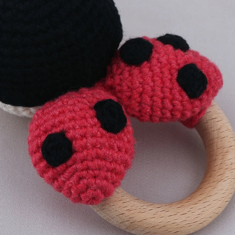 Chocalho de croché Joaninha com argola de madeira