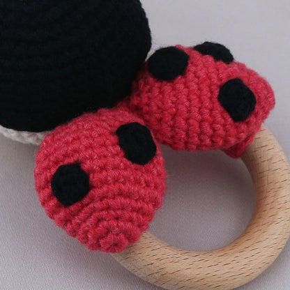 Chocalho de croché Joaninha com argola de madeira