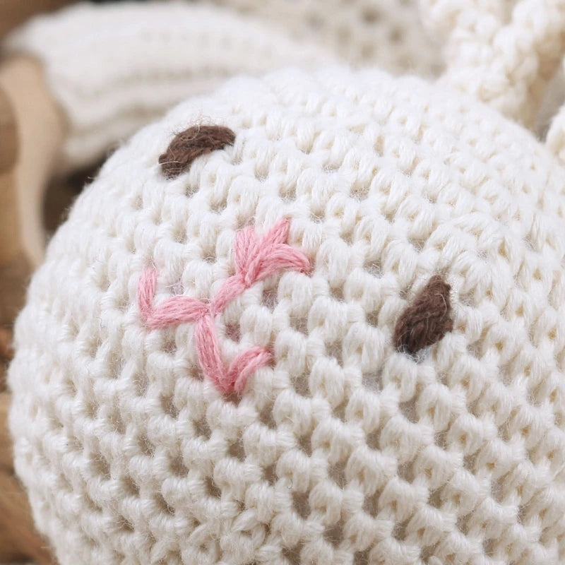 Chocalho de Coelho em Croché com Pega de Madeira – Estímulo Natural para Bebés