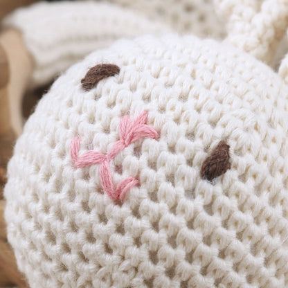 Chocalho de Coelho em Croché com Pega de Madeira – Estímulo Natural para Bebés