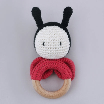 Chocalho de croché Joaninha com argola de madeira