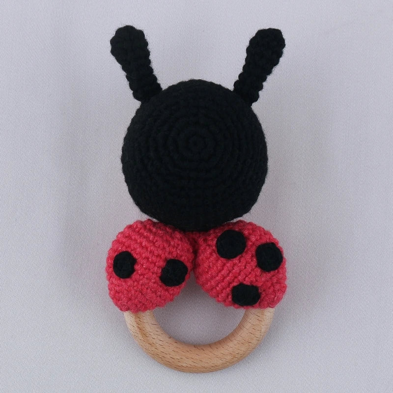 Chocalho de croché Joaninha com argola de madeira