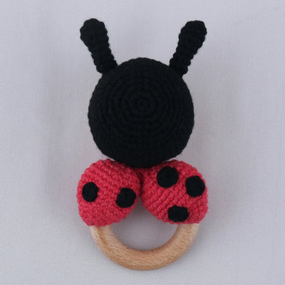 Chocalho de croché Joaninha com argola de madeira