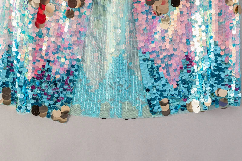 Capa mágica azul com lantejoulas – fantasia encantada para meninas