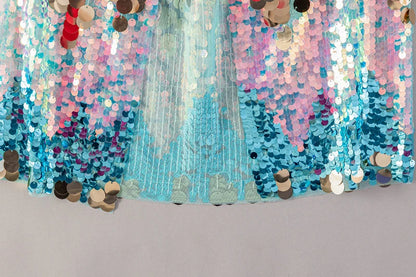 Capa mágica azul com lantejoulas – fantasia encantada para meninas