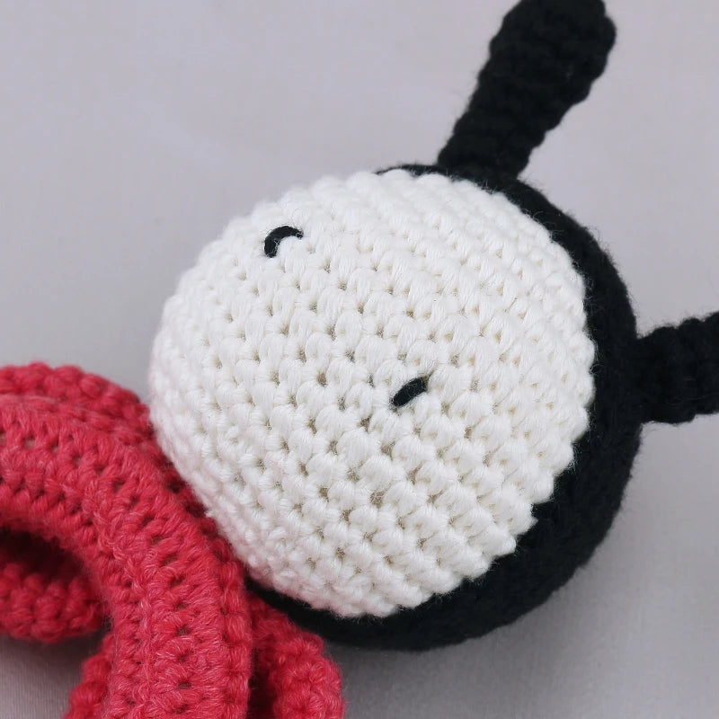 Chocalho de croché Joaninha com argola de madeira