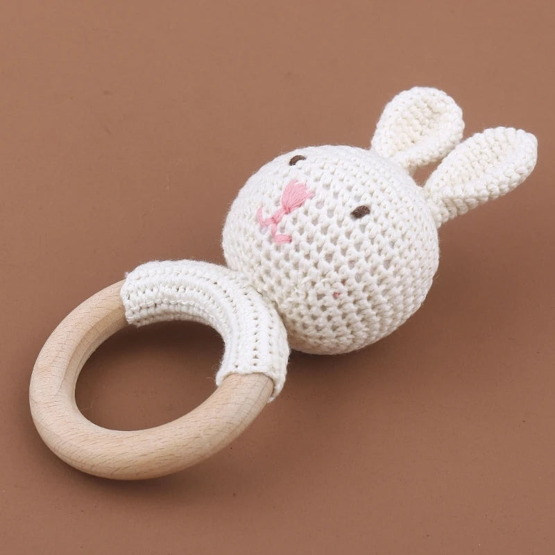 Chocalho de Coelho em Croché com Pega de Madeira – Estímulo Natural para Bebés