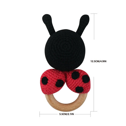 Chocalho de croché Joaninha com argola de madeira