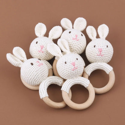 Chocalho de Coelho em Croché com Pega de Madeira – Estímulo Natural para Bebés