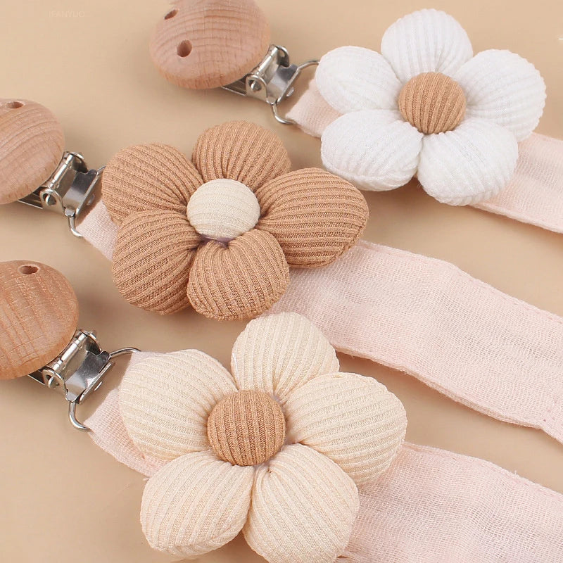 Clip de chupeta em flor – suporte em madeira e tecido