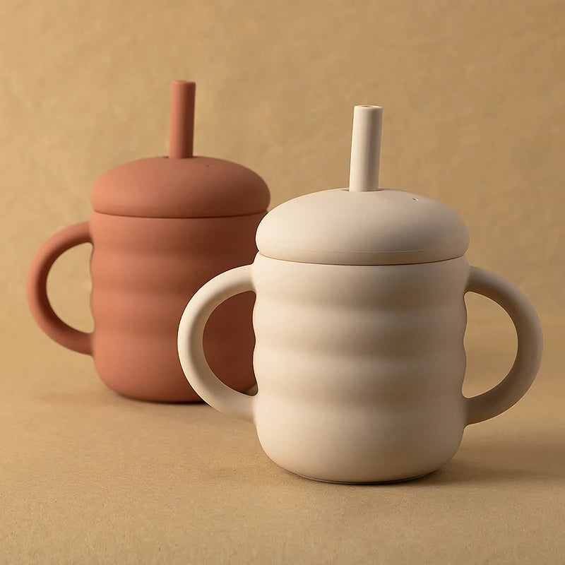 Copo de Silicone com Palhinha e Pegas Laterais, Design Ondulado, Antiderrapante