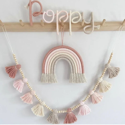 Sweet Rainbow – Arco-íris em corda com bandeirola boho de borlas