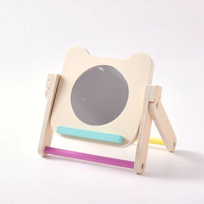 Espelho de madeira com cartões de contraste visual