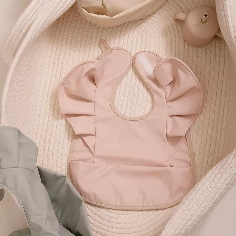 Babete Impermeável com Folhos – Elegância e Proteção à Hora da Papa