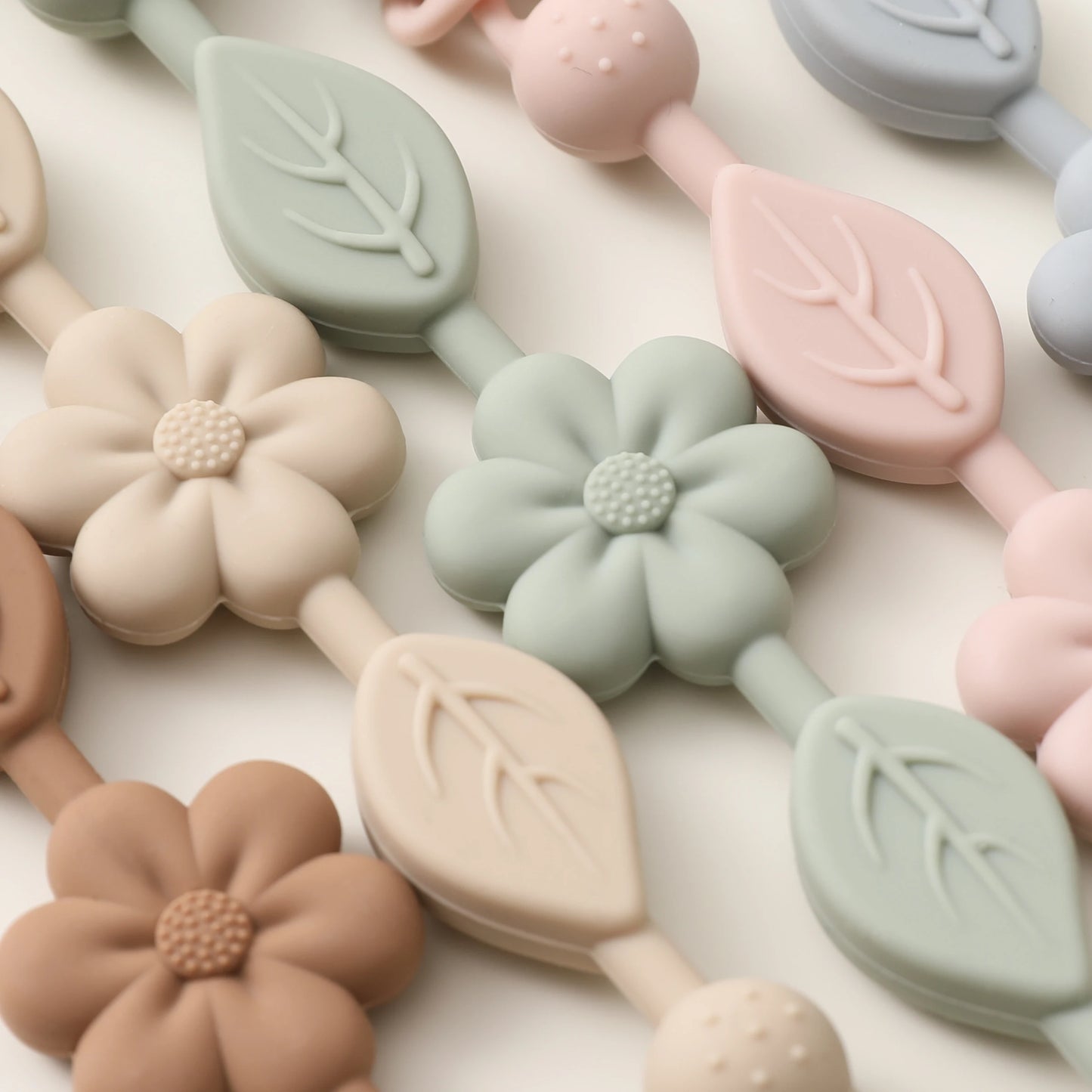 Clip de chupeta em silicone – modelo floral com clip de madeira