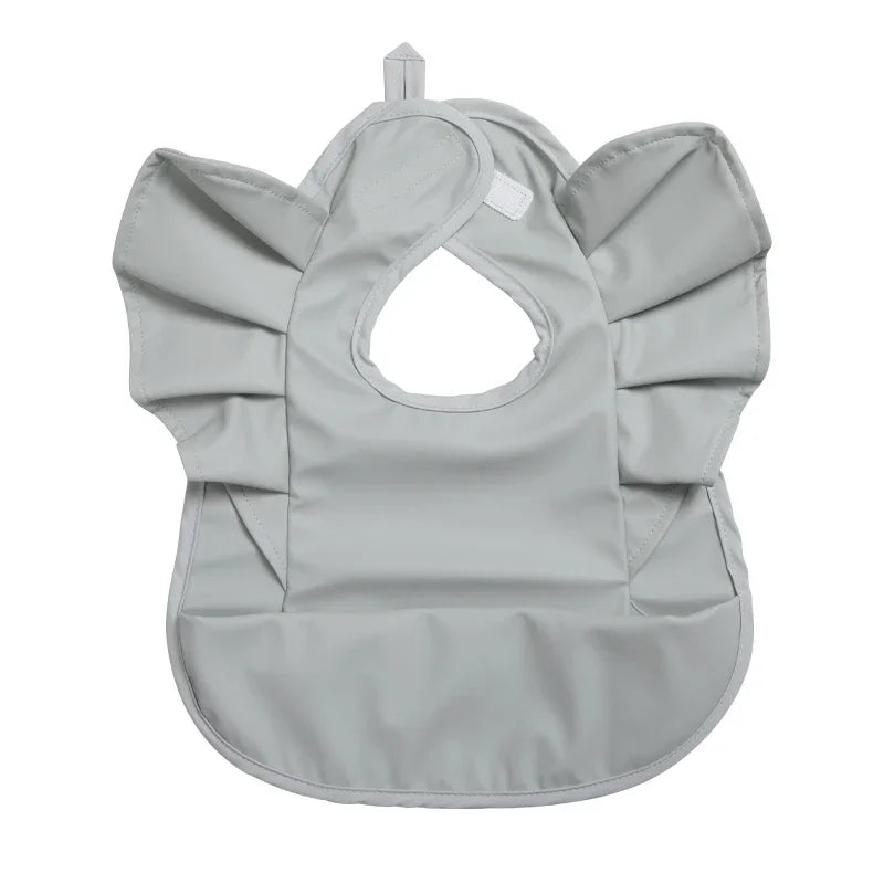 Babete Impermeável com Folhos – Elegância e Proteção à Hora da Papa